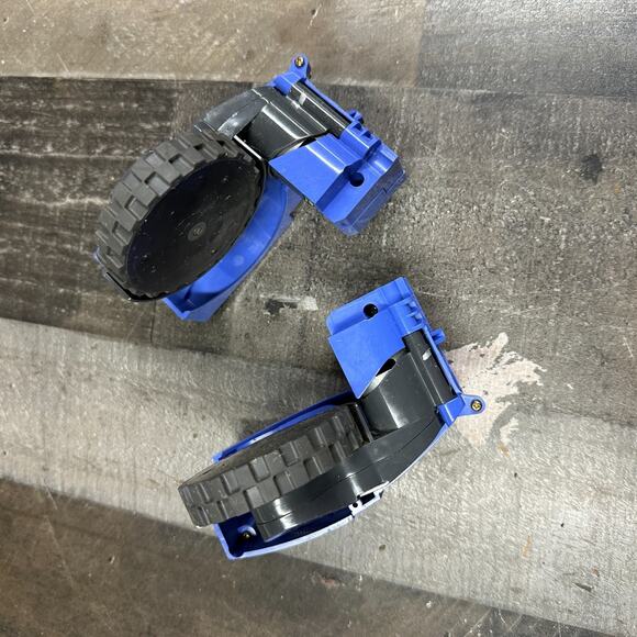 iRobot Roomba Left + Right Wheels Replacement pair 530 With Screws - Picture 7 of 7